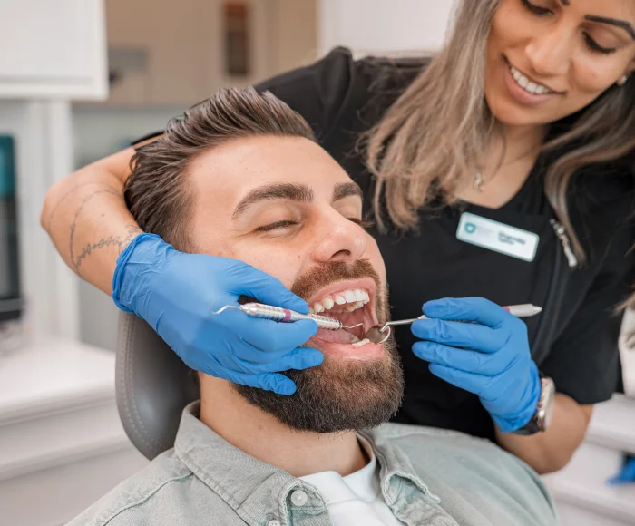 Sourire transformé après des soins dentaires professionnels à Tanger