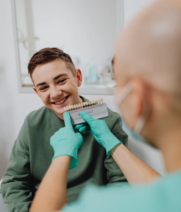 Sourire transformé après des soins dentaires professionnels à Tanger